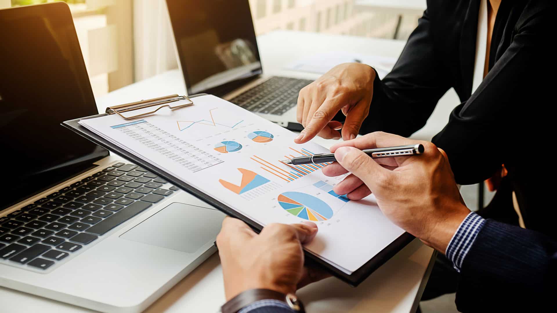 Vídeos de producto con IA 1 Planificación de vídeos de producto con IA en una mesa de trabajo