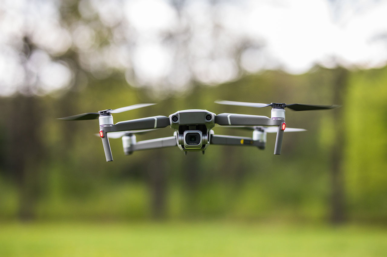 quadcopter-volando-naturaleza Edición de vídeo podcast optimizado para formato vertical de YouTube Shorts y Reels